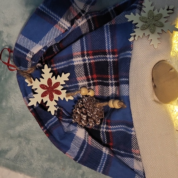 Blue or red Santa gnome door hanger - Picture 3 of 5